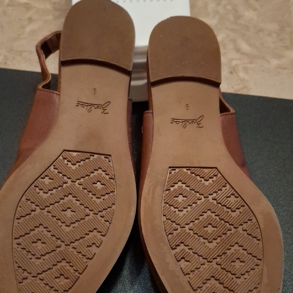 Beautiful Brown Flats In Time For Fall. - Picture 3 of 4